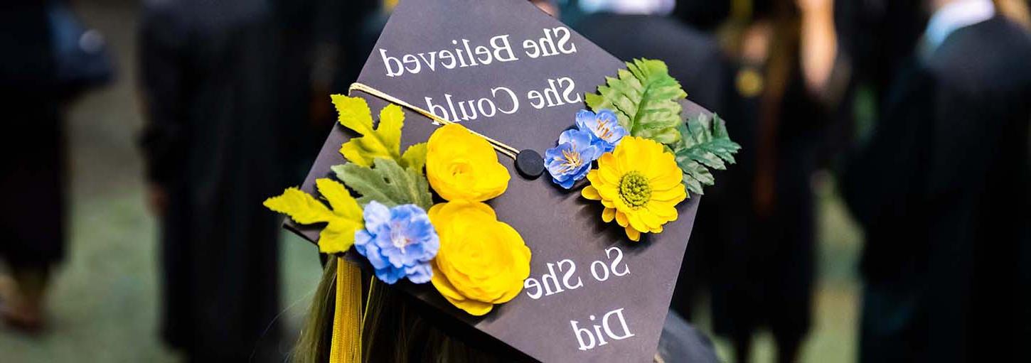 毕业典礼上的毕业帽背面照片.